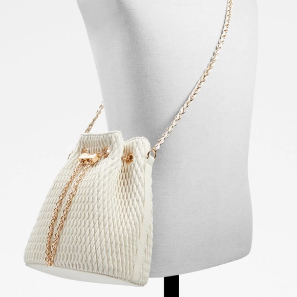 Aldo Natalya Women's Ivory Quilt Bucket Purse Gold Color Chain BRAND NEW - Picture 4 of 4